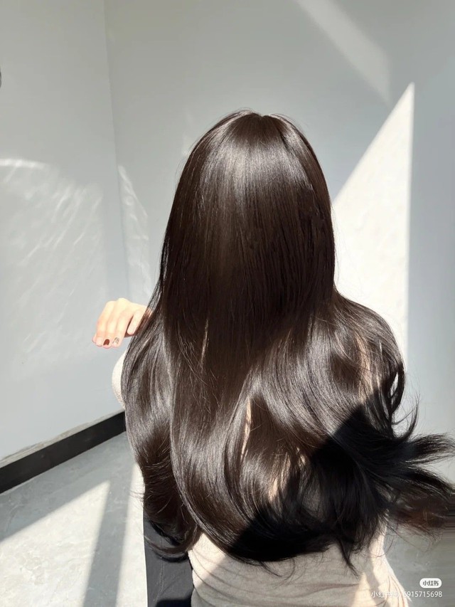 Cách chải đầu đúng giúp tóc bóng mượt hơn, giảm hẳn gãy rụng- Ảnh 1. Cách chải đầu đúng giúp tóc bóng mượt hơn, giảm hẳn gãy rụng- Ảnh 1.