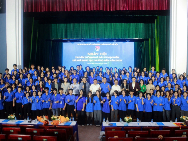 Các đại biểu chụp ảnh lưu niệm tại chương trình. Các đại biểu chụp ảnh lưu niệm tại chương trình.