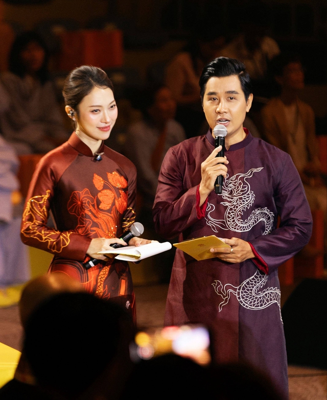 Nguyên Khang - Khánh Vy xúc động khi được dẫn chương trình giao lưu âm nhạc Phật giáo quốc tế Vesak 2025- Ảnh 1.