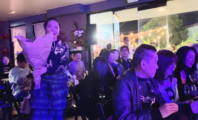 Nữ ca sĩ bỏ tiền mở phòng trà tại Mỹ, con gái NSND Trần Hiếu tới nói một điều- Ảnh 1. Nữ ca sĩ bỏ tiền mở phòng trà tại Mỹ, con gái NSND Trần Hiếu tới nói một điều- Ảnh 1.