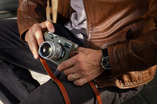 Máy ảnh cao cấp Leica M11-P có thêm phiên bản Safari phối màu xanh olive, giá 9250 Euro- Ảnh 1. Máy ảnh cao cấp Leica M11-P có thêm phiên bản Safari phối màu xanh olive, giá 9250 Euro- Ảnh 1.