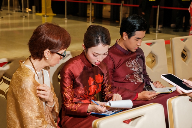 Nguyên Khang - Khánh Vy xúc động khi được dẫn chương trình giao lưu âm nhạc Phật giáo quốc tế Vesak 2025- Ảnh 2.