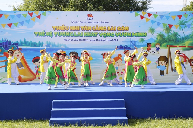 Một tiết mục văn nghệ chào mừng. Một tiết mục văn nghệ chào mừng.