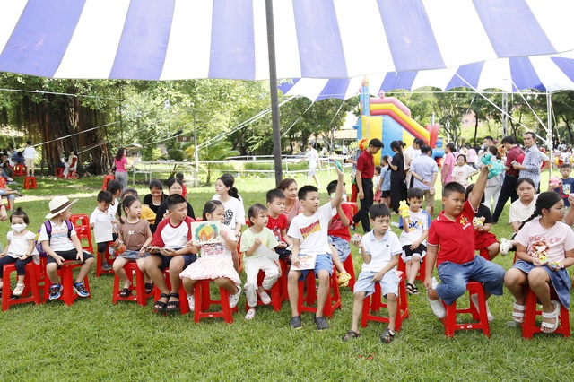 Ban tổ chức lựa chọn sản phẩm tô tranh và tô tượng của thiếu nhi để trao giải Ban tổ chức lựa chọn sản phẩm tô tranh và tô tượng của thiếu nhi để trao giải