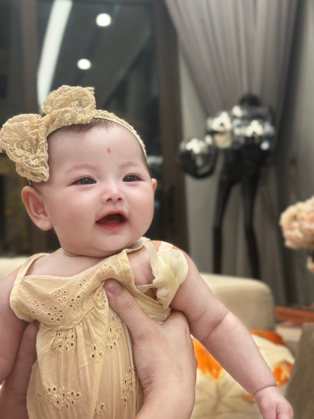 Ngắm em bé xinh yêu như Thiên Thần của cựu BTV VTV, sinh xong duy trì đúng 1 thói quen mà mẹ đẹp con khỏe- Ảnh 4. Ngắm em bé xinh yêu như Thiên Thần của cựu BTV VTV, sinh xong duy trì đúng 1 thói quen mà mẹ đẹp con khỏe- Ảnh 4.