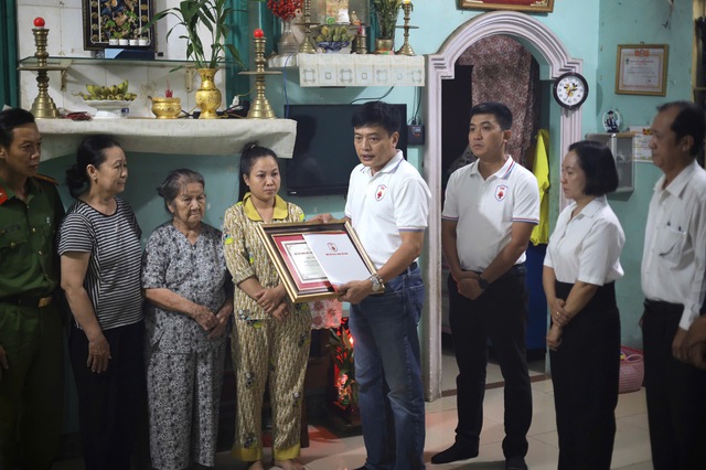 Hiệp hội Phòng cháy chữa cháy và Cứu nạn, cứu hộ Việt Nam tri ân đại úy Nguyễn Hoàng Minh dũng cảm hy sinh cứu 3 cháu nhỏ đuối nước- Ảnh 1. Hiệp hội Phòng cháy chữa cháy và Cứu nạn, cứu hộ Việt Nam tri ân đại úy Nguyễn Hoàng Minh dũng cảm hy sinh cứu 3 cháu nhỏ đuối nước- Ảnh 1.