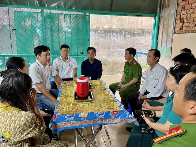 Hiệp hội Phòng cháy chữa cháy và Cứu nạn, cứu hộ Việt Nam tri ân đại úy Nguyễn Hoàng Minh dũng cảm hy sinh cứu 3 cháu nhỏ đuối nước- Ảnh 2. Hiệp hội Phòng cháy chữa cháy và Cứu nạn, cứu hộ Việt Nam tri ân đại úy Nguyễn Hoàng Minh dũng cảm hy sinh cứu 3 cháu nhỏ đuối nước- Ảnh 2.