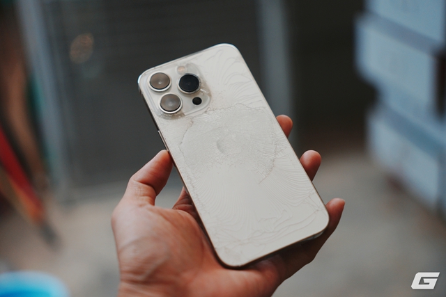 iPhone 13 Pro sau 2 năm: Mặt lưng vỡ nát, pin còn 82%, không muốn lên đời nhưng có thể phải nghĩ lại vì iOS 26- Ảnh 3. iPhone 13 Pro sau 2 năm: Mặt lưng vỡ nát, pin còn 82%, không muốn lên đời nhưng có thể phải nghĩ lại vì iOS 26- Ảnh 3.