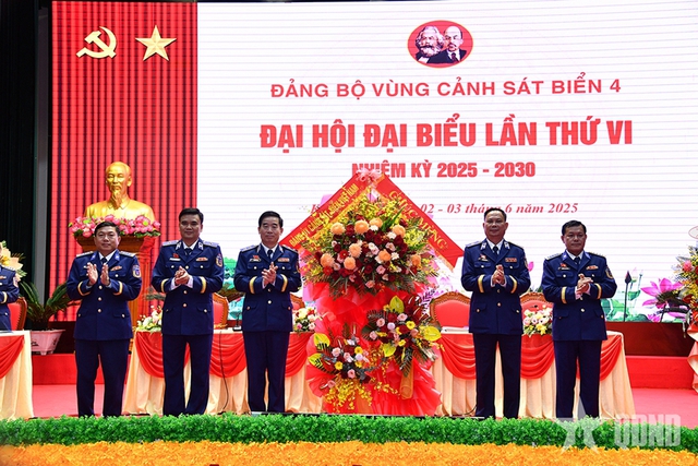Trung tướng Bùi Quốc Oai, Bí thư Đảng ủy - Chính ủy Cảnh sát biển Việt Nam tặng hoa chúc mừng Đại hội Đảng bộ Vùng Cảnh sát biển 4. Trung tướng Bùi Quốc Oai, Bí thư Đảng ủy - Chính ủy Cảnh sát biển Việt Nam tặng hoa chúc mừng Đại hội Đảng bộ Vùng Cảnh sát biển 4.