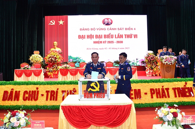 Các đại biểu tiến hành bỏ phiếu. Các đại biểu tiến hành bỏ phiếu.