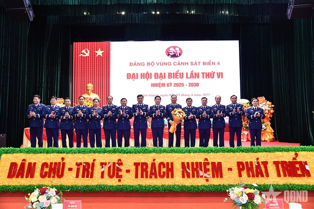 Trung tướng Bùi Quốc Oai, Bí thư Đảng ủy - Chính ủy Cảnh sát biển Việt Nam tặng hoa chúc mừng Ban chấp hành Đảng bộ Vùng Cảnh sát biển 4 nhiệm kỳ 2025-2030. Trung tướng Bùi Quốc Oai, Bí thư Đảng ủy - Chính ủy Cảnh sát biển Việt Nam tặng hoa chúc mừng Ban chấp hành Đảng bộ Vùng Cảnh sát biển 4 nhiệm kỳ 2025-2030.