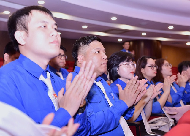 Đại biểu tham dự buổi tuyên dương. Đại biểu tham dự buổi tuyên dương.
