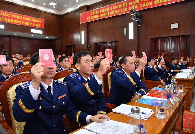 Các đại biểu biểu quyết thông qua nghị quyết Đại hội. Các đại biểu biểu quyết thông qua nghị quyết Đại hội.
