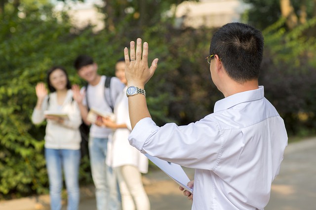 Giáo viên lâu năm khẳng định: Chỉ cần nhìn cách học sinh chào hỏi, tôi biết ngay tương lai chúng ra sao- Ảnh 2. Giáo viên lâu năm khẳng định: Chỉ cần nhìn cách học sinh chào hỏi, tôi biết ngay tương lai chúng ra sao- Ảnh 2.