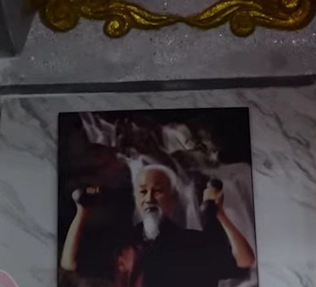 Nam danh ca treo ảnh Bác Hồ trong nhà dát vàng nghìn tỷ ở TP. HCM: "Tôi một lòng đi theo Bác"- Ảnh 2. Nam danh ca treo ảnh Bác Hồ hi88. com nhà dát vàng nghìn tỷ ở TP. HCM: "Tôi một lòng đi theo Bác"- Ảnh 2.