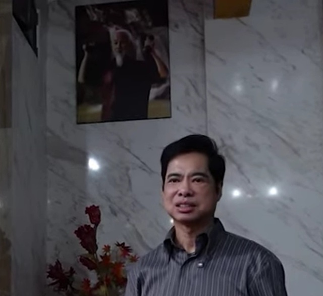 Nam danh ca treo ảnh Bác Hồ trong nhà dát vàng nghìn tỷ ở TP. HCM: "Tôi một lòng đi theo Bác"- Ảnh 1. Nam danh ca treo ảnh Bác Hồ hi88. com nhà dát vàng nghìn tỷ ở TP. HCM: "Tôi một lòng đi theo Bác"- Ảnh 1.