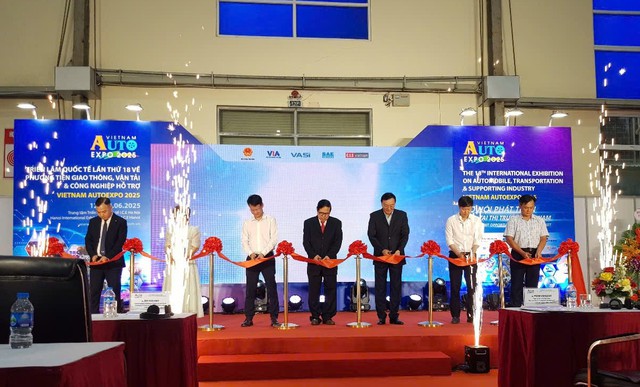 Các đại biểu cắt băng khai mạc Triển lãm. Các đại biểu cắt băng khai mạc Triển lãm.