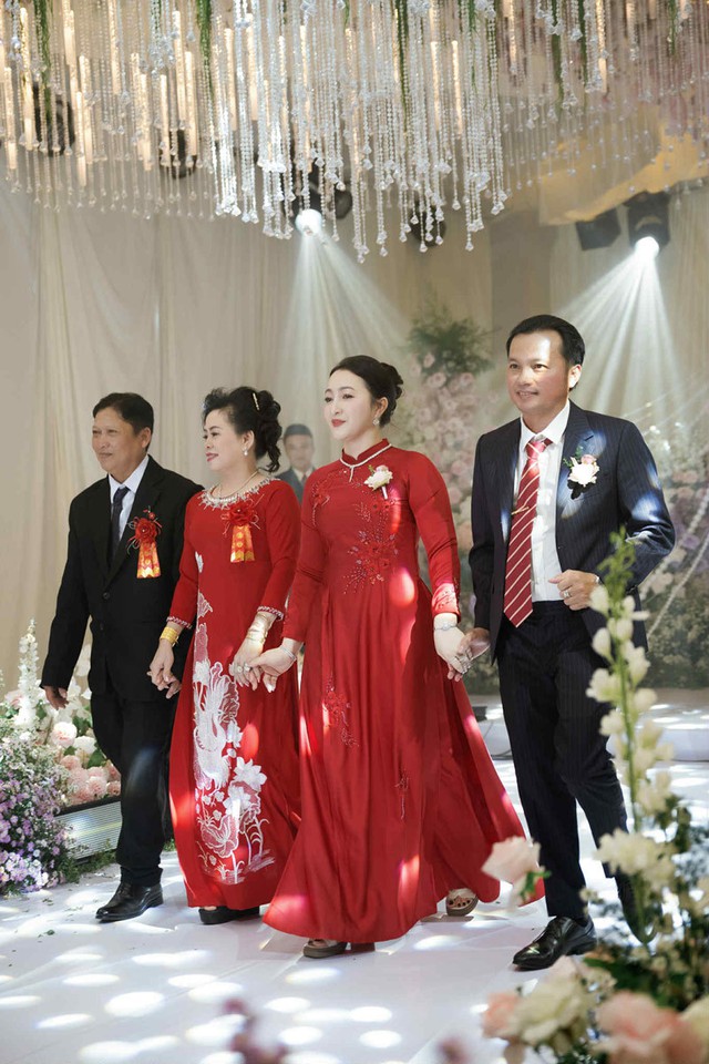 Mẹ cô dâu Hậu Giang gây sốt mạng xã hội, U40 đẹp quý phái như minh tinh nha cai hi88 đám cưới bạc tỷ- Ảnh 5.