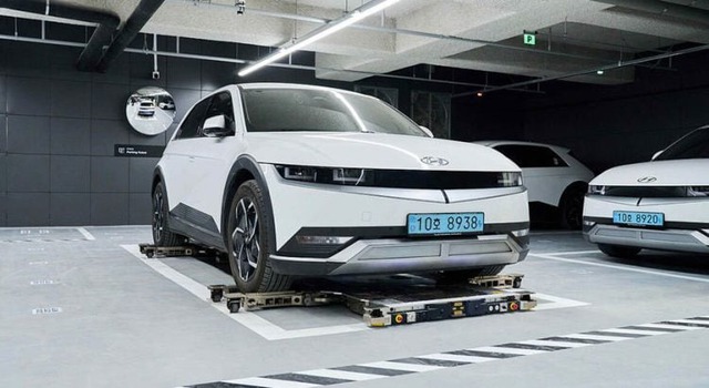 Hyundai ra mắt robot đỗ xe thông minh: Lướt dưới gầm, nâng xe và đỗ chính xác đến từng centimet- Ảnh 1. Hyundai ra mắt robot đỗ hi88.con thông minh: Lướt dưới gầm, nâng hi88.con và đỗ chính xác đến từng centimet- Ảnh 1.