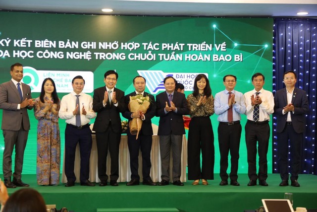 Đại học quốc gia- Thành phố Hồ Chí Minh và PRO Việt Nam ký kết hợp tác chiến lược thúc đẩy đổi mới sáng tạo, chuyển đổi số ngành tái chế- Ảnh 4. Đại học quốc gia- Thành phố Hồ Chí Minh và PRO Việt Nam ký kết hợp tác chiến lược thúc đẩy đổi mới sáng tạo, chuyển đổi số ngành tái chế- Ảnh 4.