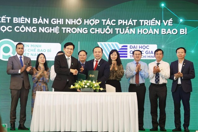 PGS.TS Vũ Hải Quân – Giám đốc ĐHQG-HCM và ông Phạm Phú Ngọc Trai - Chủ tịch Liên minh tái chế bao bì Việt Nam, đã cùng ký kết biên bản ghi nhớ hợp tác. PGS.TS Vũ Hải Quân – Giám đốc ĐHQG-HCM và ông Phạm Phú Ngọc Trai - Chủ tịch Liên minh tái chế bao bì Việt Nam, đã cùng ký kết biên bản ghi nhớ hợp tác.