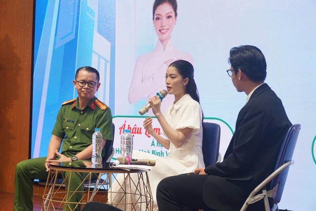 Á hậu Lâm Bích Tuyền - Á Hậu 3 Hoa hậu Hoà Bình Việt Nam 2024 chia sẻ tại toạ đàm.