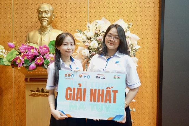 Bạn Võ Thị Như Sương - sinh viên năm 2 ngành marketing, Thí sinh trong cuộc thi _Ý tưởng xây dựng học đường không ma túy_ (bạn bên phải)