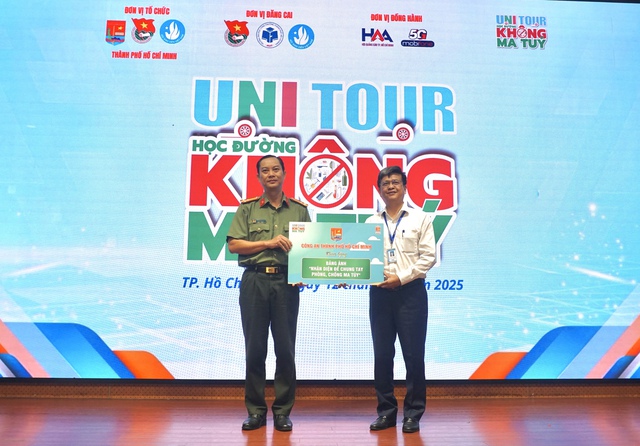 Công an Thành phố đã trao tặng công trình tuyên truyền “Nhận diện để chung tay phòng, chống ma túy” cho nhà trường.