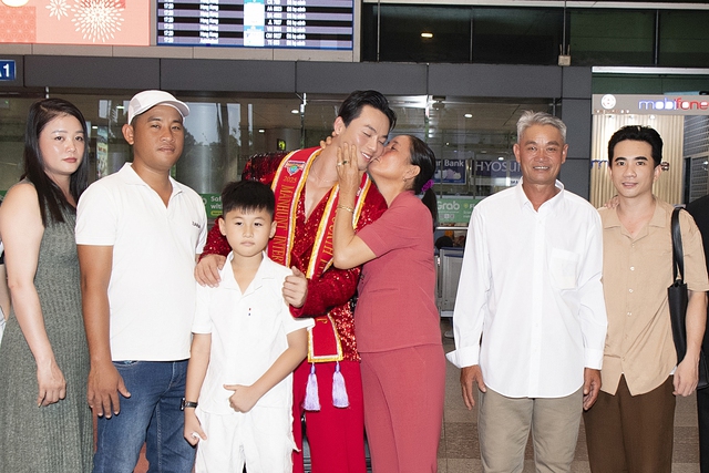 Mẹ á vương Vũ Linh bật khóc tại sân bay- Ảnh 5. Mẹ á vương Vũ hi88.com - hi88.win bật khóc tại sân bay- Ảnh 5.