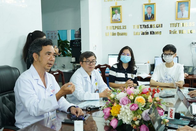 TS.BS. Hồ Hữu Đức - Trưởng Khoa Ngoại Tiêu Hoá - Bệnh Viện Thống Nhất chia sẻ thông tin báo chí. TS.BS. Hồ Hữu Đức - Trưởng Khoa Ngoại Tiêu Hoá - Bệnh Viện Thống Nhất chia sẻ thông tin báo chí.