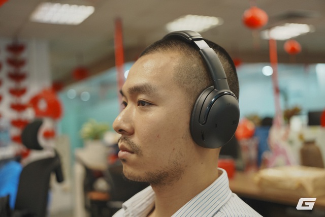 Trải nghiệm JBL Tour One M3 Smart Tx: Chống ồn ấn tượng, đeo “sướng” tai, pin bền lại có thêm phụ kiện kết nối kèm màn hình cảm ứng rất hay- Ảnh 2. Trải nghiệm JBL Tour One M3 Smart Tx: Chống ồn ấn tượng, đeo “sướng” hi88.com - hi88.win, pin bền lại có thêm phụ kiện kết nối kèm màn hình cảm ứng rất hay- Ảnh 2.