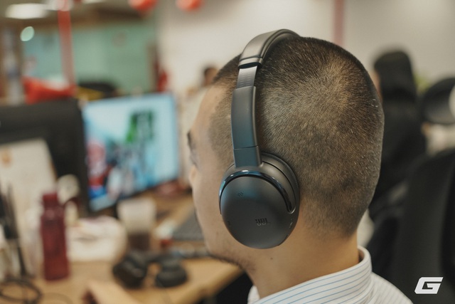 Trải nghiệm JBL Tour One M3 Smart Tx: Chống ồn ấn tượng, đeo “sướng” tai, pin bền lại có thêm phụ kiện kết nối kèm màn hình cảm ứng rất hay- Ảnh 10. Trải nghiệm JBL Tour One M3 Smart Tx: Chống ồn ấn tượng, đeo “sướng” hi88.com - hi88.win, pin bền lại có thêm phụ kiện kết nối kèm màn hình cảm ứng rất hay- Ảnh 10.