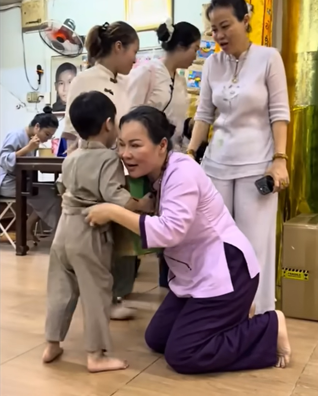 100 ngày Quý Bình, vợ lên tiếng: "Xét cho cùng mình cũng chỉ là dâu thôi, người dưng khác họ thôi"- Ảnh 3. 100 ngày Quý Bình, vợ lên tiếng: "Xét cho cùng mình cũng chỉ là dâu thôi, người dưng khác họ thôi"- Ảnh 3.