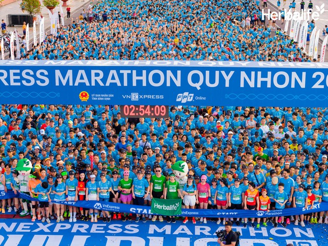 Hơn 12.000 người tham gia giải chạy VnEpxress Marathon Quy Nhơn để khuyến khích lối sống năng động lành mạnh- Ảnh 1. Hơn 12.000 người tham gia giải chạy VnEpxress Marathon Quy Nhơn để khuyến khích lối sống năng động lành mạnh- Ảnh 1.