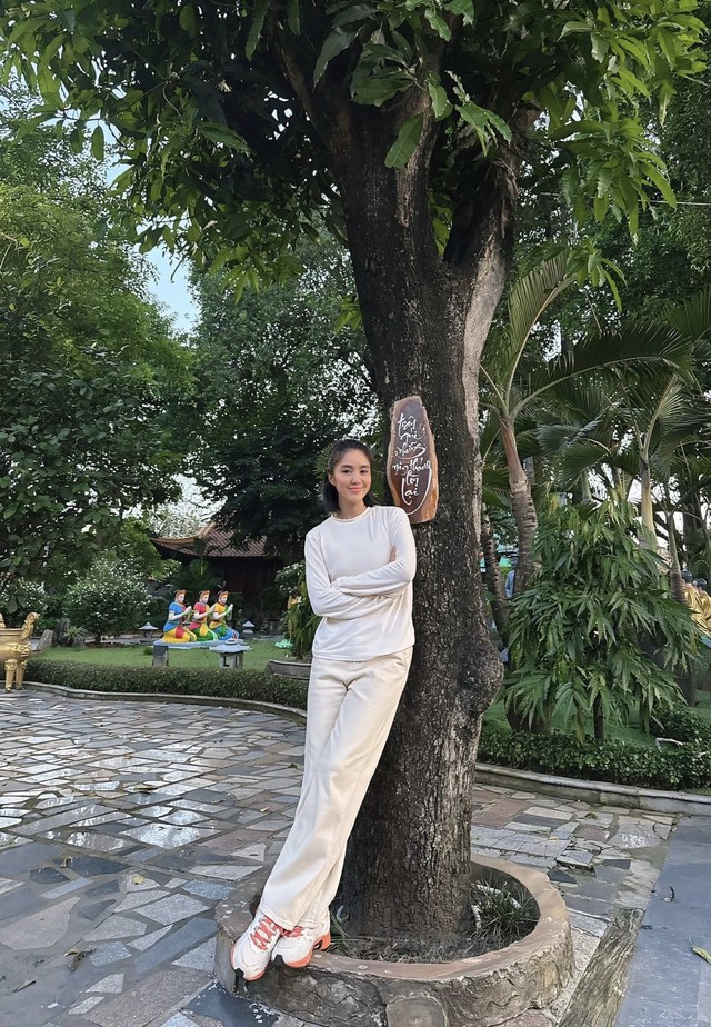 Giữa ồn ào gia đình Quý Bình, Lê Phương chia sẻ đầy ẩn ý: "Ngày mai vẫn đến..." - Ảnh 2. Giữa ồn ào gia đình Quý Bình, Lê Phương chia sẻ đầy ẩn ý: "Ngày mai vẫn đến..." - Ảnh 2.