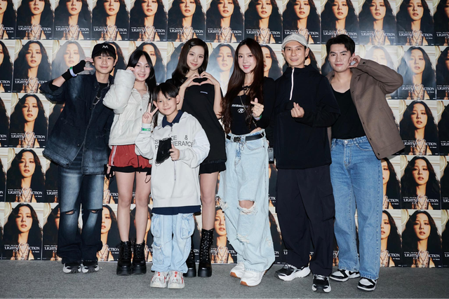 Vợ chồng nam nghệ sĩ Việt đứng cạnh Jisoo (BLACKPINK) khiến netizen phát sốt vì quá trẻ đẹp, soi sang sự nghiệp 600 bài hát còn sốc hơn- Ảnh 1. Vợ chồng nam nghệ sĩ Việt đứng cạnh Jisoo (BLACKPINK) khiến netizen phát sốt vì quá trẻ đẹp, soi sang sự nghiệp 600 bài hát còn sốc hơn- Ảnh 1.