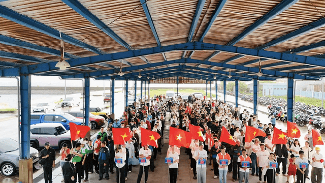 Gần 10.000 người vingroup và tình nguyện viên ra quân làm sạch bờ biển tại 28 tỉnh, thành phố- Ảnh 12.