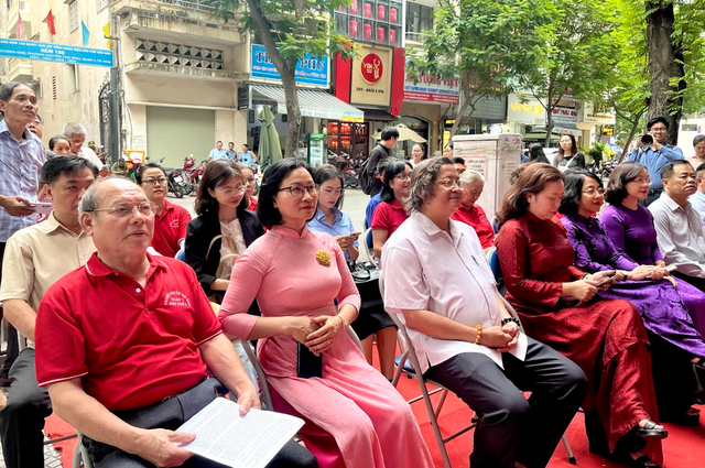 Các đồng chí lãnh đạo và đại biểu tham gia Lễ gia mắt báo Dân Chúng tại Thành phố Hồ Chí Minh. Các đồng chí lãnh đạo và đại biểu tham gia Lễ gia mắt báo Dân Chúng tại Thành phố Hồ Chí Minh.