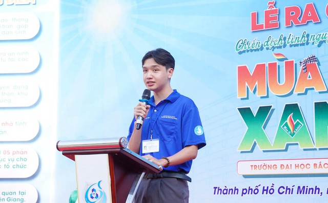 Chiến sĩ Trần Đặng Thanh Tùng (Khoa KH&KT Máy tính) đại diện hơn một nghìn chiến sĩ Bách khoa phát biểu nhận nhiệm vụ từ Ban chỉ đạo chiến dịch. Chiến sĩ Trần Đặng Thanh Tùng (Khoa KH&KT Máy tính) đại diện hơn một nghìn chiến sĩ Bách khoa phát biểu nhận nhiệm vụ từ Ban chỉ đạo chiến dịch.