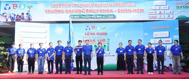 Nghi lễ trao cờ và phát lệnh xuất quân. Nghi lễ trao cờ và phát lệnh xuất quân.