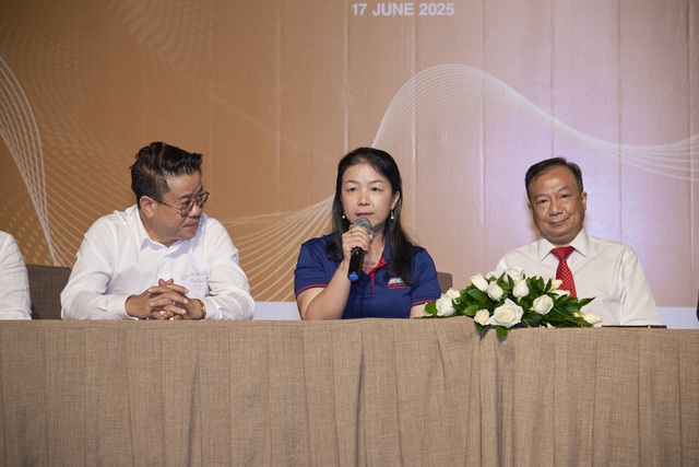 Bà Thái Đình Diễm Khánh -Phó giám đốc Hãng phim THTP HCM (TFS) trả lời câu hỏi báo chí. Bà Thái Đình Diễm Khánh -Phó giám đốc Hãng phim THTP HCM (TFS) trả lời câu hỏi báo chí.
