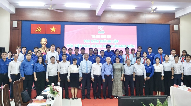 Đại biểu, cán bộ, đoàn viên thanh niên chụp ảnh lưu niệm kết thúc tọa đàm. Đại biểu, cán bộ, đoàn viên thanh niên chụp ảnh lưu niệm kết thúc tọa đàm.
