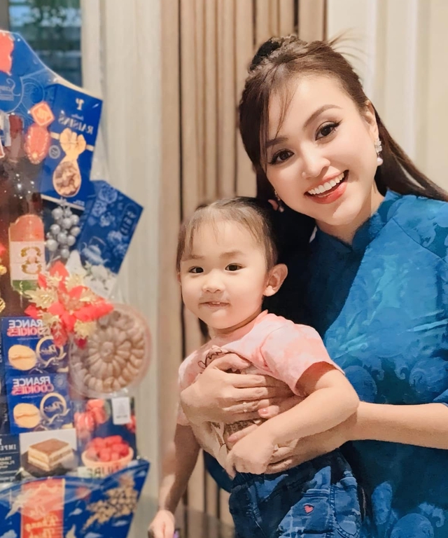 Khoe kiểu tóc hè mát mẻ dành cho con gái, MC Vân Hugo khiến hội bỉm sữa cười nghiêng ngả với thành quả cuối cùng- Ảnh 1. Khoe kiểu tóc hè mát mẻ dành cho con gái, MC Vân Hugo khiến hội bỉm sữa cười nghiêng ngả với thành quả cuối cùng- Ảnh 1.