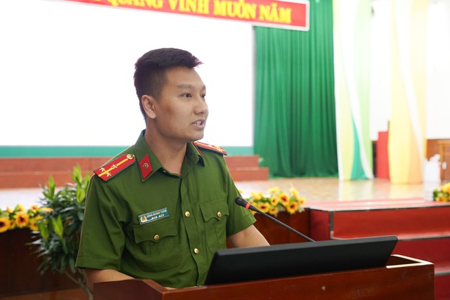 Thượng úy Đặng Quang Thắng báo cáo tham luận Cổng ký số từ xa trên nền tảng định danh & xác thực điện tử VNEID. Thượng úy Đặng Quang Thắng báo cáo tham luận Cổng ký số từ xa trên nền tảng định danh & xác thực điện tử VNEID.