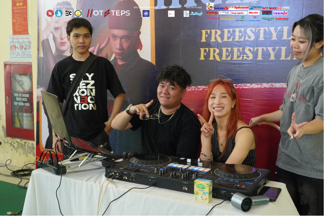 HOTSTEPS 2025 SNEAKSHOW BATTLE - “HIGH CARD”: THIÊU CHÁY SÀN ĐẤU, LẬT MỞ ĐAM MÊ- Ảnh 3. HOTSTEPS 2025 SNEAKSHOW BATTLE - “HIGH CARD”: THIÊU CHÁY SÀN ĐẤU, LẬT MỞ ĐAM MÊ- Ảnh 3.