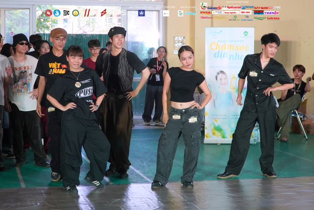 HOTSTEPS 2025 SNEAKSHOW BATTLE - “HIGH CARD”: THIÊU CHÁY SÀN ĐẤU, LẬT MỞ ĐAM MÊ- Ảnh 4. HOTSTEPS 2025 SNEAKSHOW BATTLE - “HIGH CARD”: THIÊU CHÁY SÀN ĐẤU, LẬT MỞ ĐAM MÊ- Ảnh 4.
