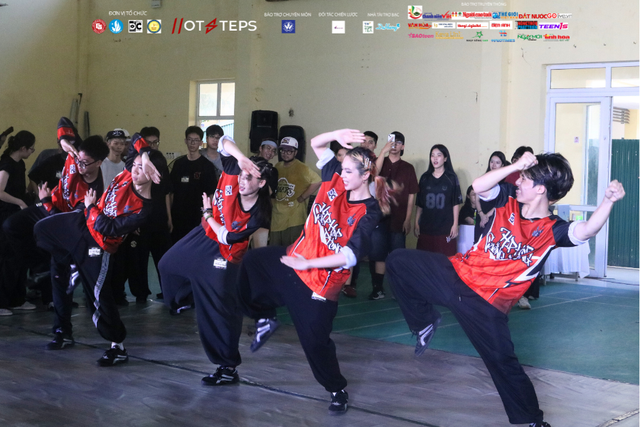 HOTSTEPS 2025 SNEAKSHOW BATTLE - “HIGH CARD”: THIÊU CHÁY SÀN ĐẤU, LẬT MỞ ĐAM MÊ- Ảnh 5. HOTSTEPS 2025 SNEAKSHOW BATTLE - “HIGH CARD”: THIÊU CHÁY SÀN ĐẤU, LẬT MỞ ĐAM MÊ- Ảnh 5.
