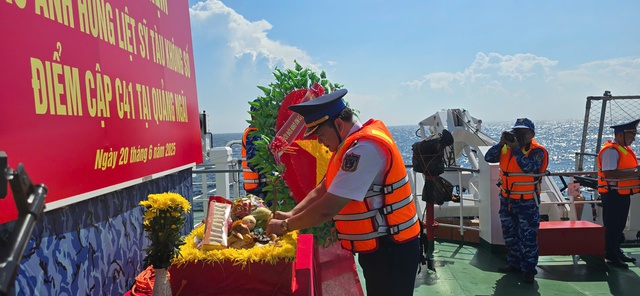Bộ Tư lệnh Vùng Cảnh sát biển 2 thăm tặng quà nhân dân huyện đảo Lý Sơn- Ảnh 1. Bộ Tư lệnh Vùng Cảnh sát biển 2 thăm tặng quà nhân dân huyện đảo Lý Sơn- Ảnh 1.