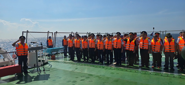 Bộ Tư lệnh Vùng Cảnh sát biển 2 thăm tặng quà nhân dân huyện đảo Lý Sơn- Ảnh 2. Bộ Tư lệnh Vùng Cảnh sát biển 2 thăm tặng quà nhân dân huyện đảo Lý Sơn- Ảnh 2.