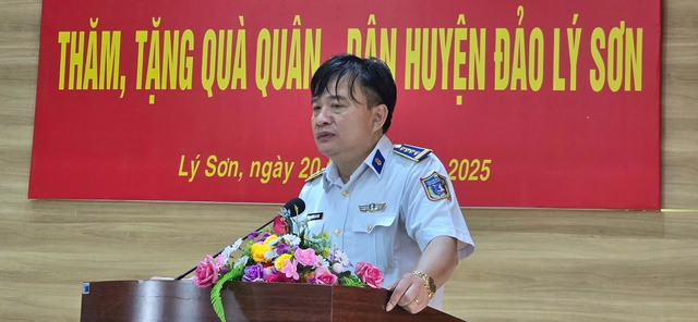 Bộ Tư lệnh Vùng Cảnh sát biển 2 thăm tặng quà nhân dân huyện đảo Lý Sơn- Ảnh 3. Bộ Tư lệnh Vùng Cảnh sát biển 2 thăm tặng quà nhân dân huyện đảo Lý Sơn- Ảnh 3.